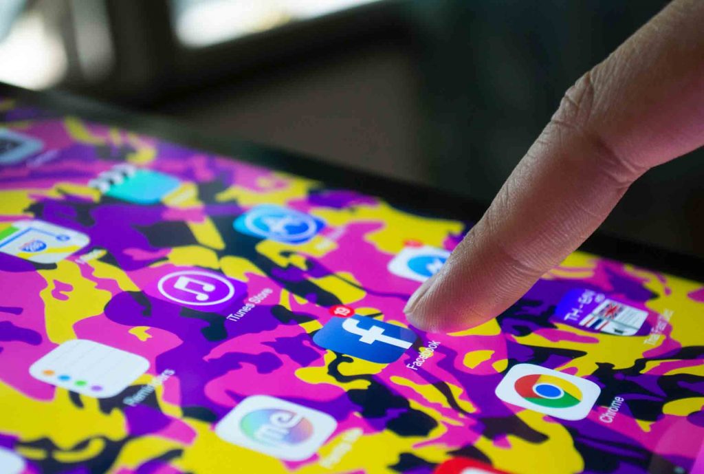 Facebook application on a smartphone - How to retain event visitor